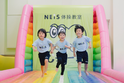特大エアートランポリン、鉄棒でミニレッスン！