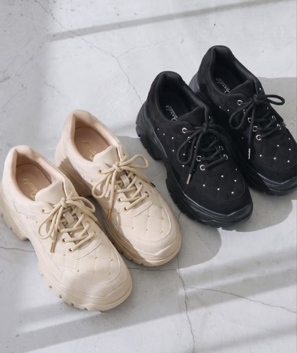 26081702